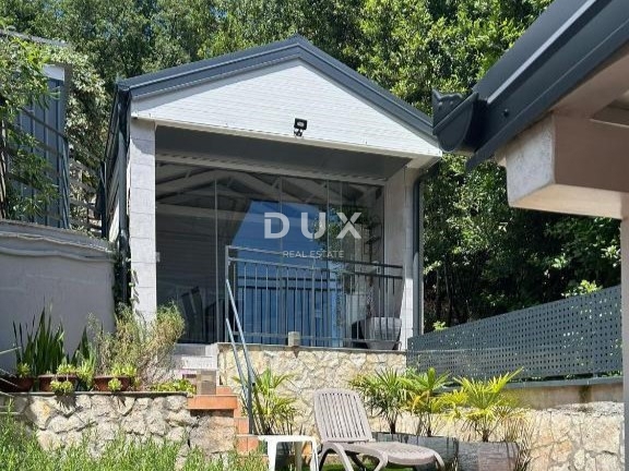 OPATIJA - stanovanje v stanovanjski stavbi z zunanjim vrtom in pokrito teraso le 200m od plaže, RAZGLED!