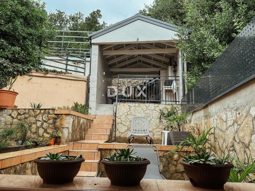 OPATIJA - stanovanje v stanovanjski stavbi z zunanjim vrtom in pokrito teraso le 200m od plaže, RAZGLED!