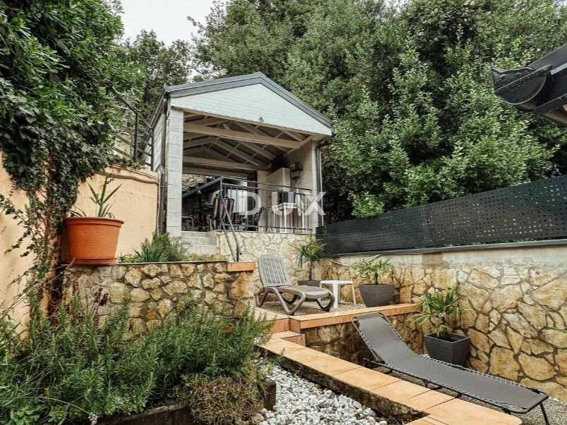 OPATIJA - stanovanje v stanovanjski stavbi z zunanjim vrtom in pokrito teraso le 200m od plaže, RAZGLED!