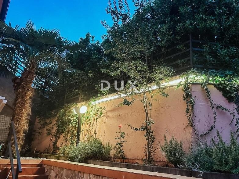 OPATIJA - stanovanje v stanovanjski stavbi z zunanjim vrtom in pokrito teraso le 200m od plaže, RAZGLED!