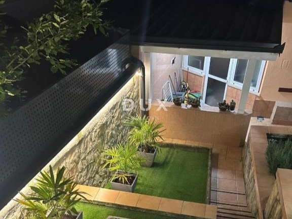 OPATIJA - stanovanje v stanovanjski stavbi z zunanjim vrtom in pokrito teraso le 200m od plaže, RAZGLED!