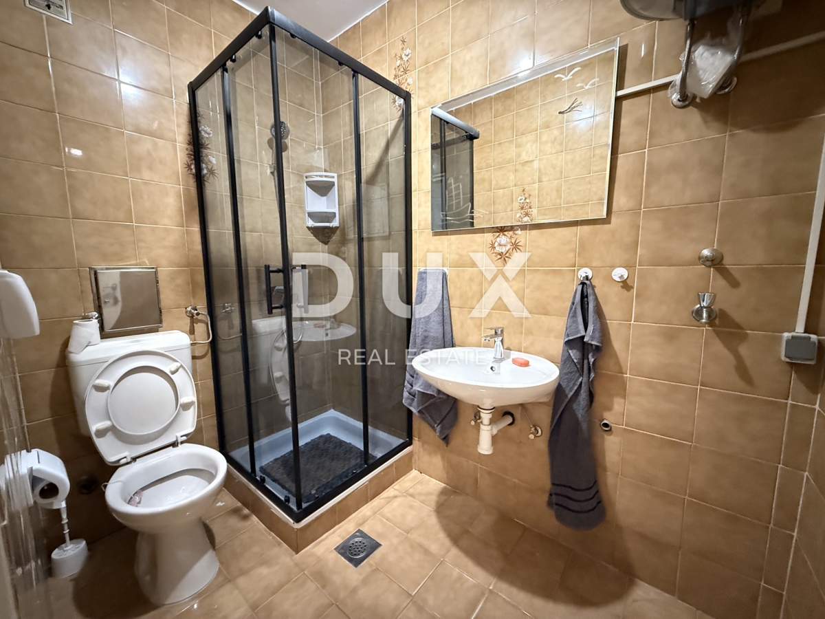 CRIKVENICA - PRILOŽNOST! 2-sobno stanovanje z zasebnim vrtom in pogledom na morje