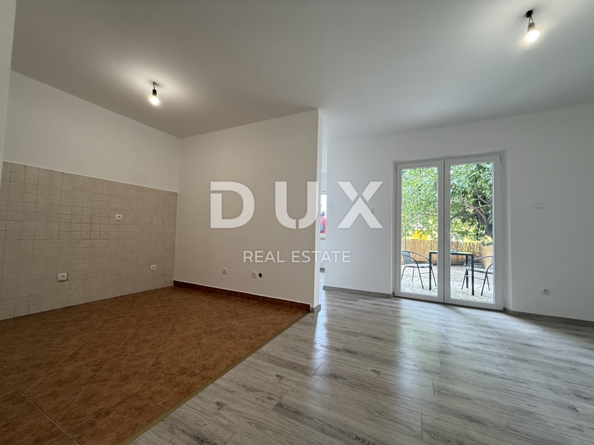 CRIKVENICA - PRILOŽNOST! 2-sobno stanovanje z zasebnim vrtom in pogledom na morje