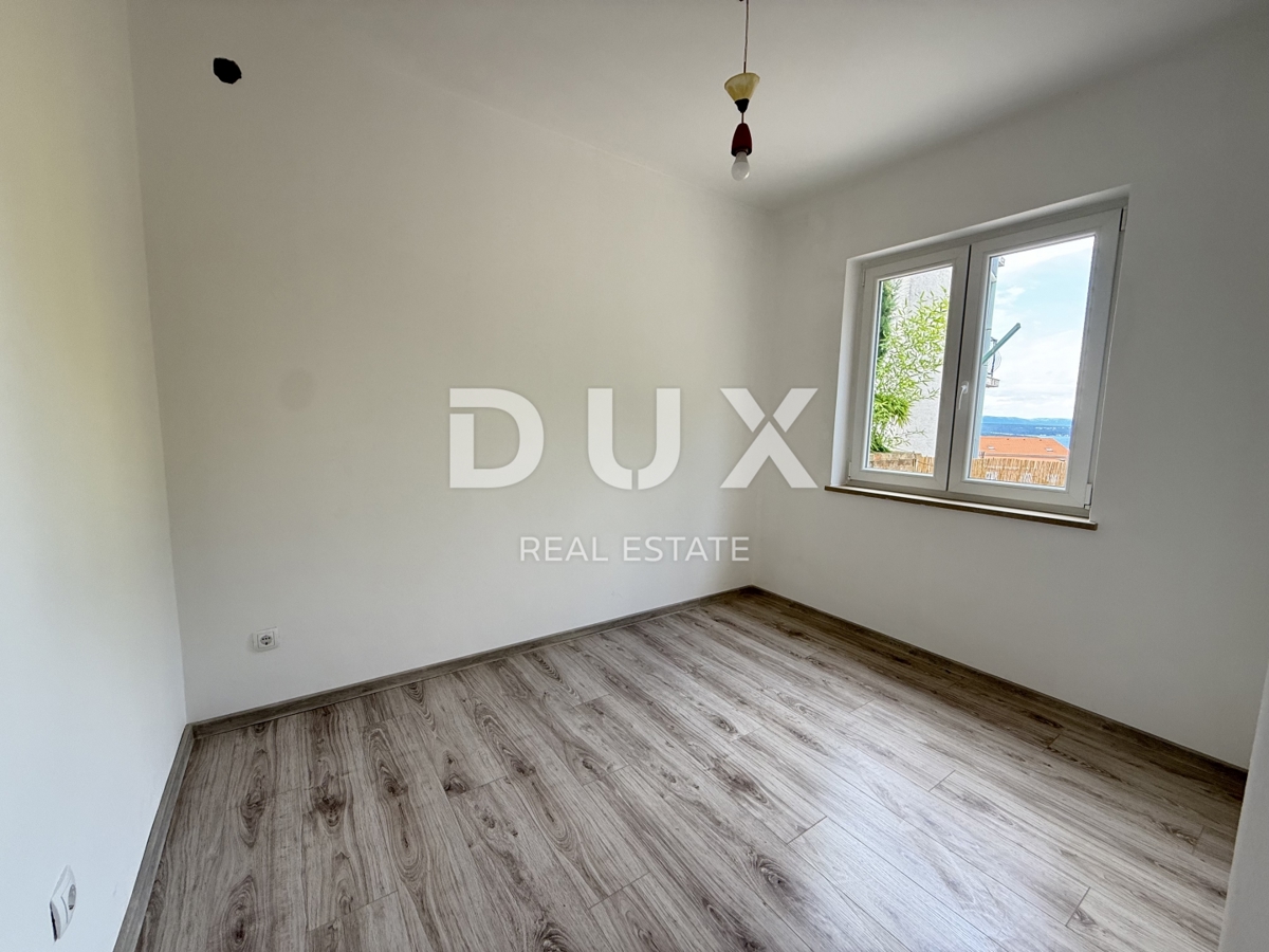 CRIKVENICA - PRILOŽNOST! 2-sobno stanovanje z zasebnim vrtom in pogledom na morje