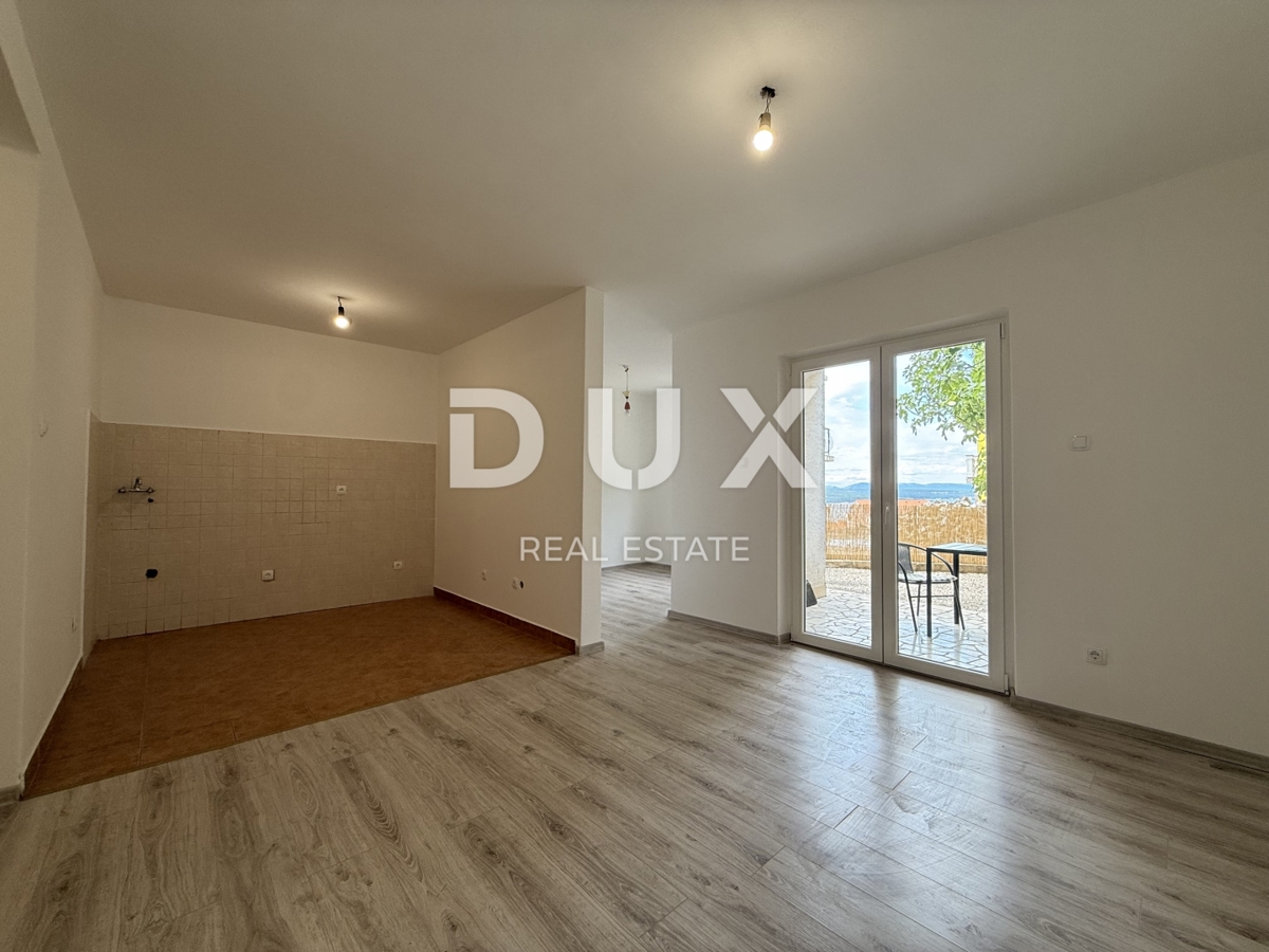 CRIKVENICA - PRILOŽNOST! 2-sobno stanovanje z zasebnim vrtom in pogledom na morje