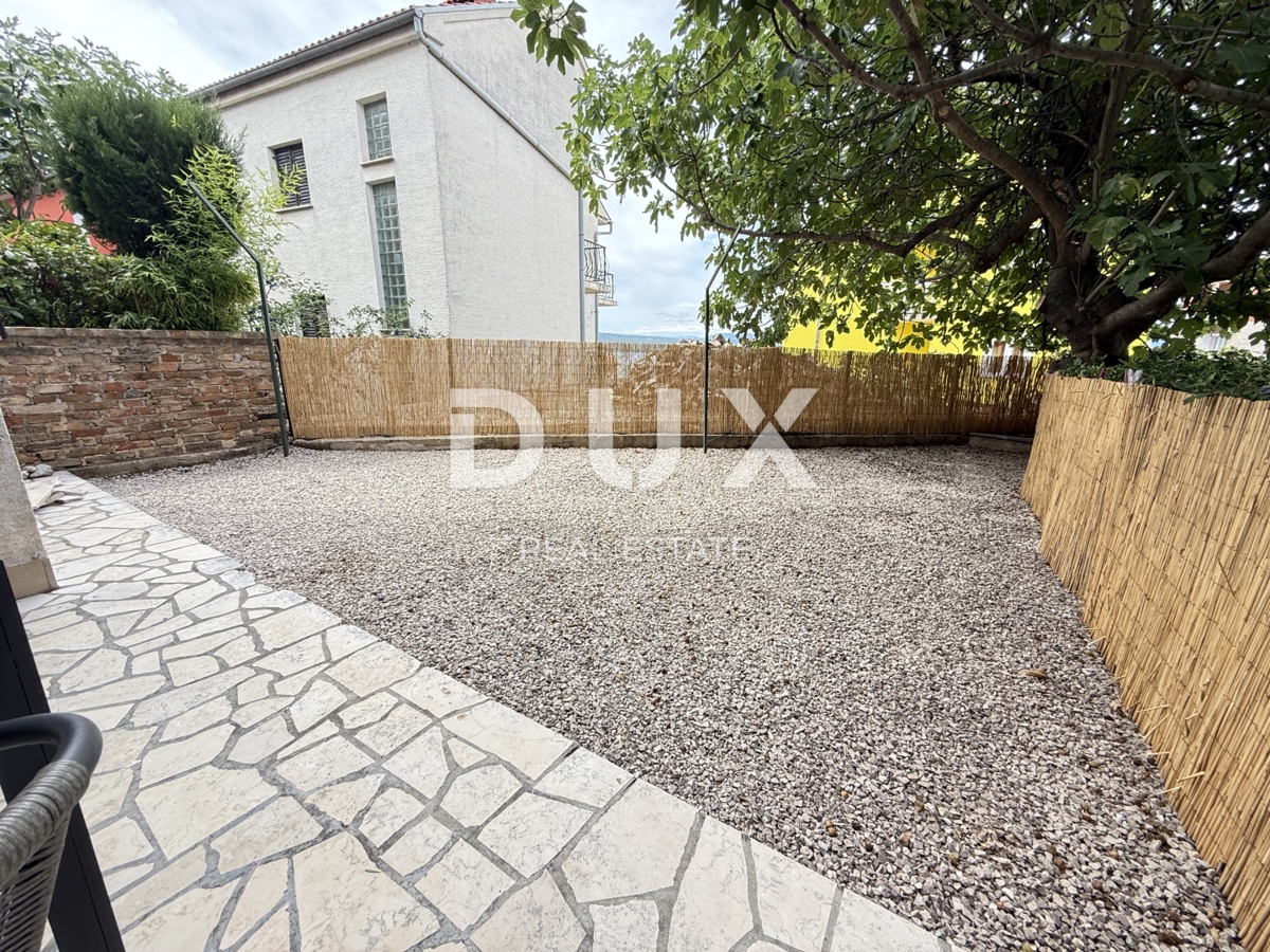 CRIKVENICA - PRILOŽNOST! 2-sobno stanovanje z zasebnim vrtom in pogledom na morje