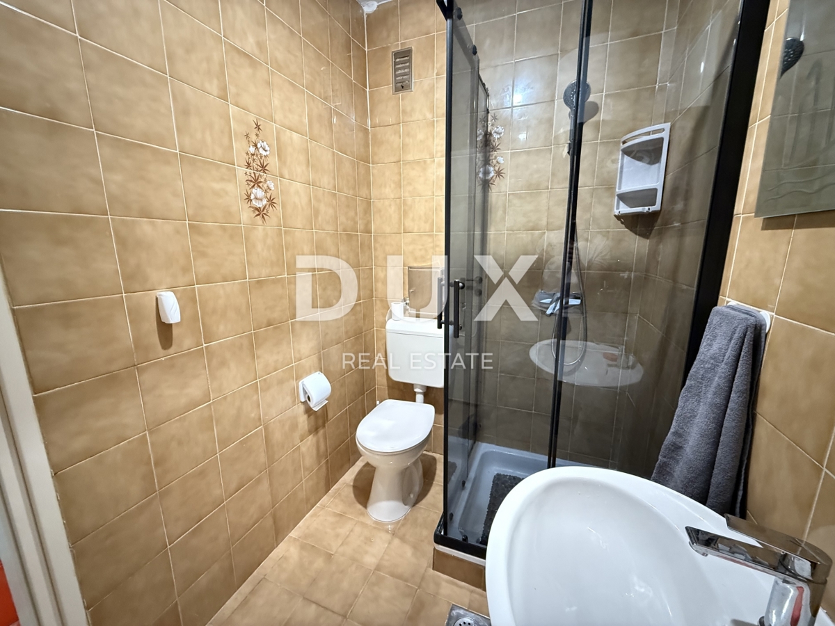 CRIKVENICA - PRILOŽNOST! 2-sobno stanovanje z zasebnim vrtom in pogledom na morje