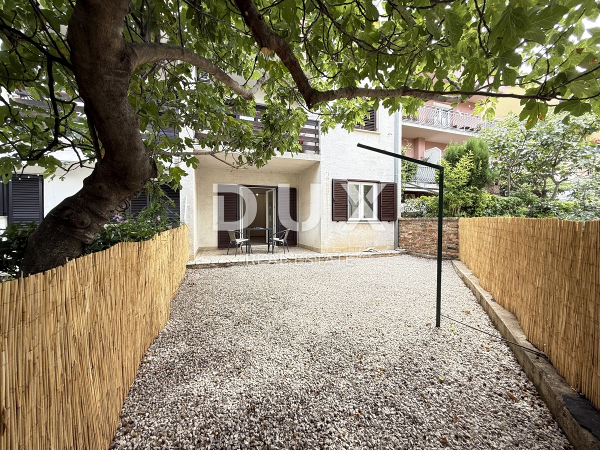 CRIKVENICA - PRILOŽNOST! 2-sobno stanovanje z zasebnim vrtom in pogledom na morje