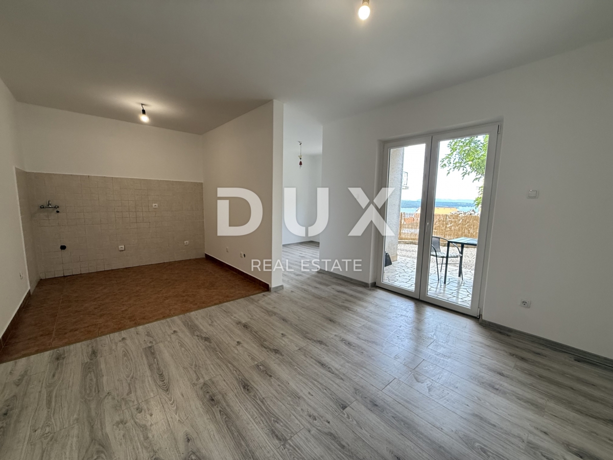 CRIKVENICA - PRILOŽNOST! 2-sobno stanovanje z zasebnim vrtom in pogledom na morje