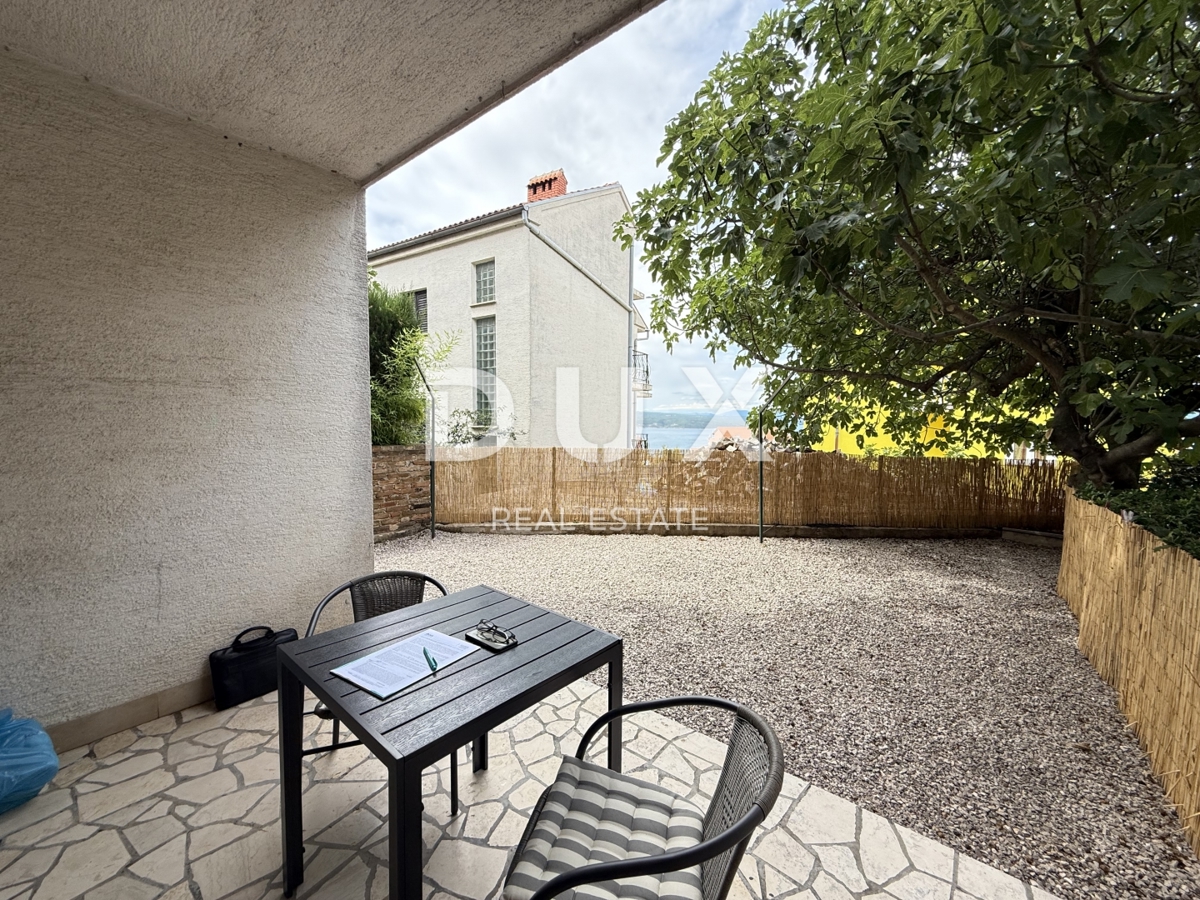 CRIKVENICA - PRILOŽNOST! 2-sobno stanovanje z zasebnim vrtom in pogledom na morje