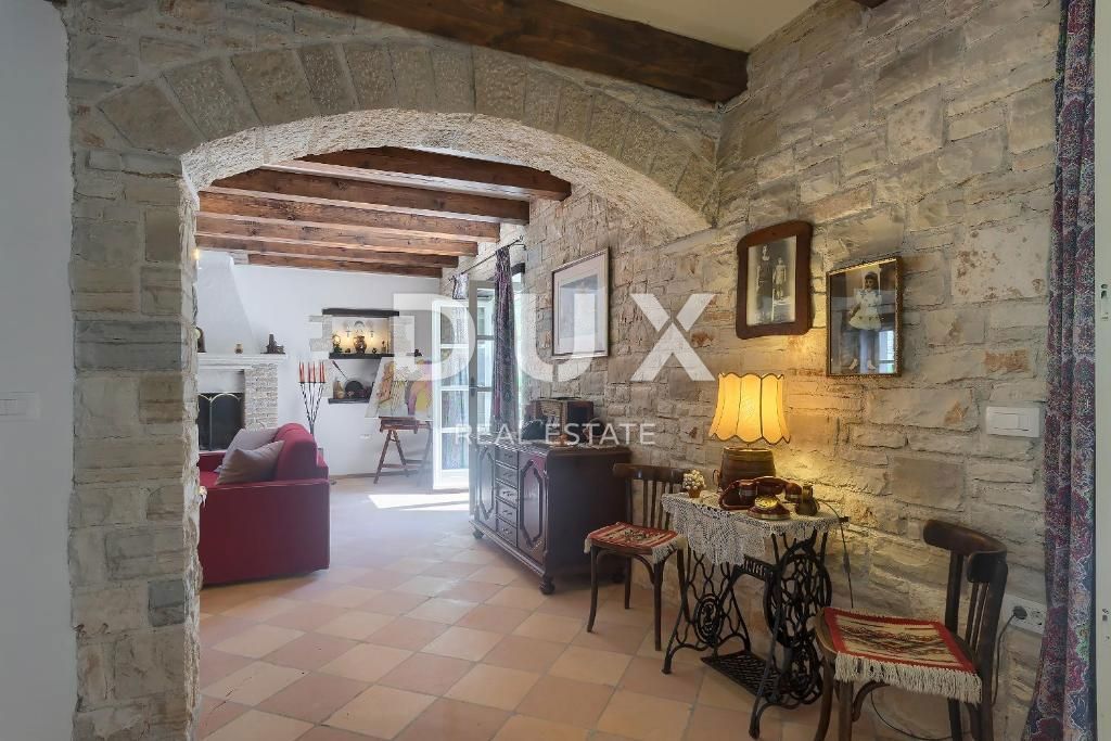 TINJAN - čudovita kamnita vila z bazenom