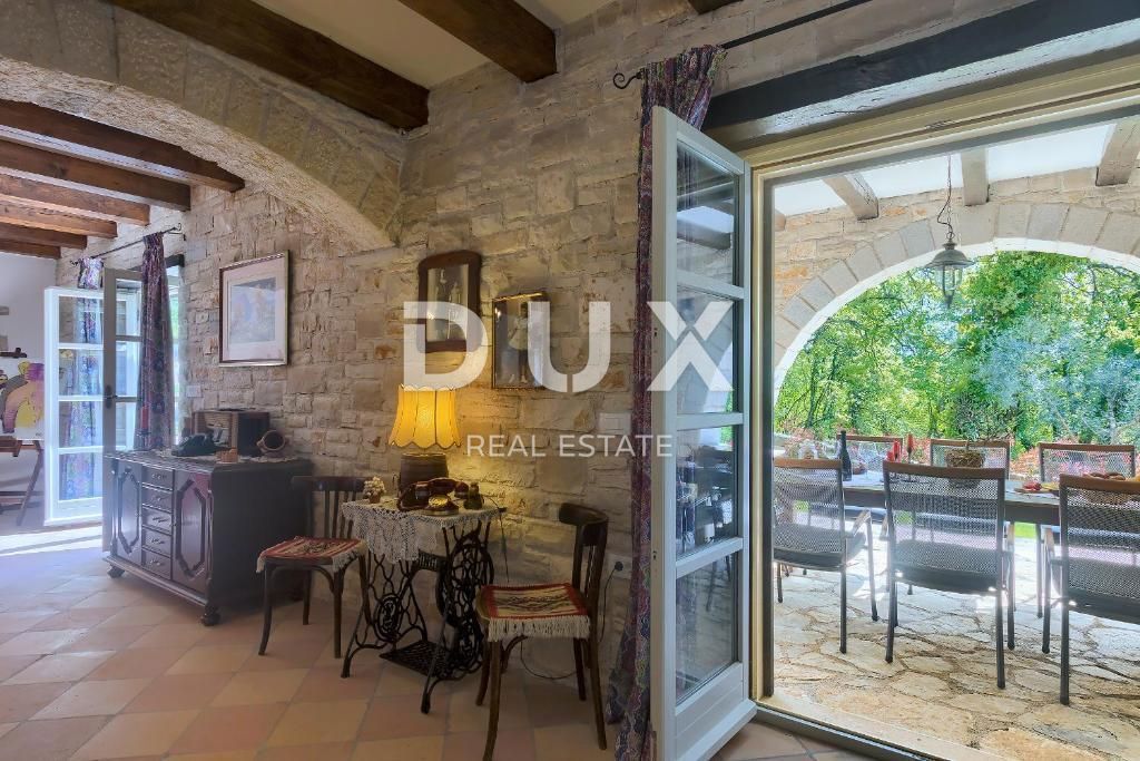 TINJAN - čudovita kamnita vila z bazenom