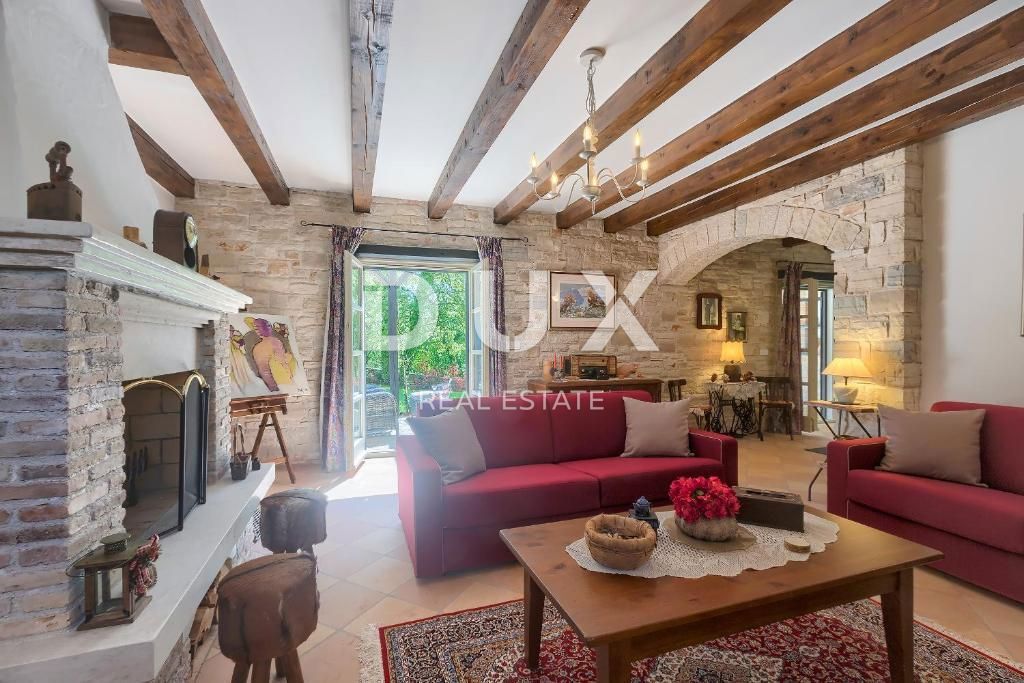 TINJAN - čudovita kamnita vila z bazenom