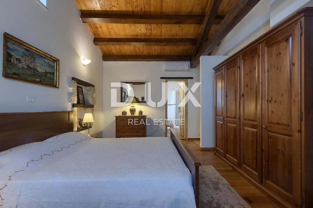 TINJAN - čudovita kamnita vila z bazenom