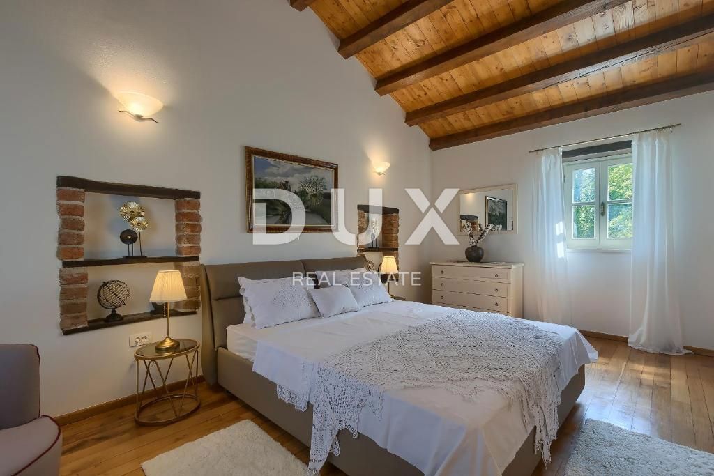 TINJAN - čudovita kamnita vila z bazenom