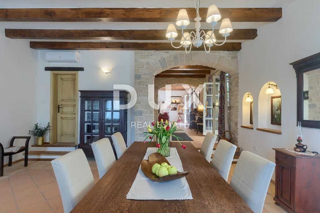 TINJAN - čudovita kamnita vila z bazenom