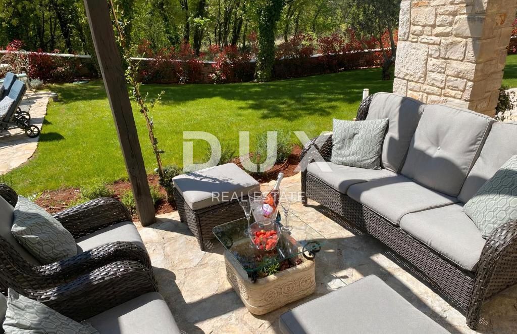 TINJAN - čudovita kamnita vila z bazenom