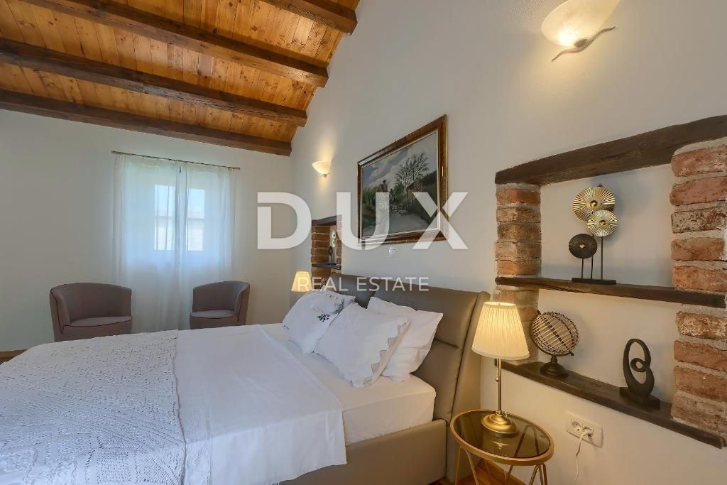 TINJAN - čudovita kamnita vila z bazenom