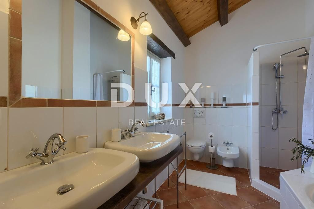 TINJAN - čudovita kamnita vila z bazenom