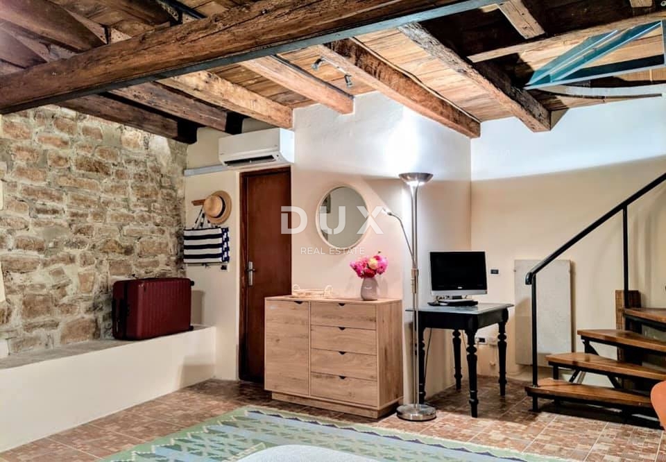 ISTRA, ROVINJ - Hiša z dvoriščem in dvema stanovanjskima enotama v starem mestnem jedru