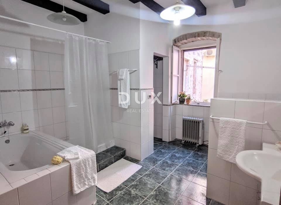 ISTRA, ROVINJ - Hiša z dvoriščem in dvema stanovanjskima enotama v starem mestnem jedru