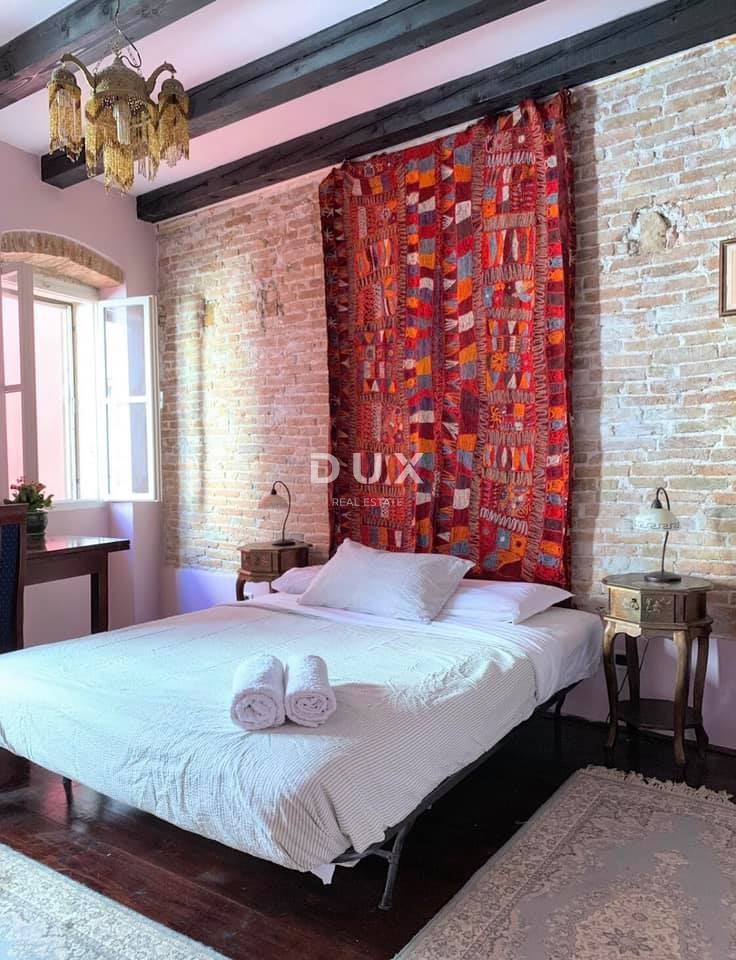 ISTRA, ROVINJ - Hiša z dvoriščem in dvema stanovanjskima enotama v starem mestnem jedru