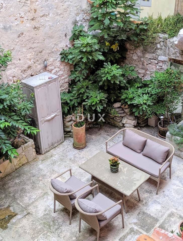 ISTRA, ROVINJ - Hiša z dvoriščem in dvema stanovanjskima enotama v starem mestnem jedru