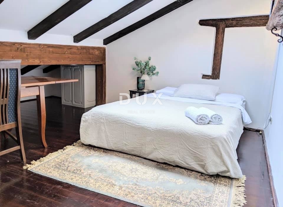 ISTRA, ROVINJ - Hiša z dvoriščem in dvema stanovanjskima enotama v starem mestnem jedru