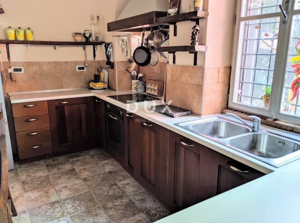 ISTRA, ROVINJ - Hiša z dvoriščem in dvema stanovanjskima enotama v starem mestnem jedru