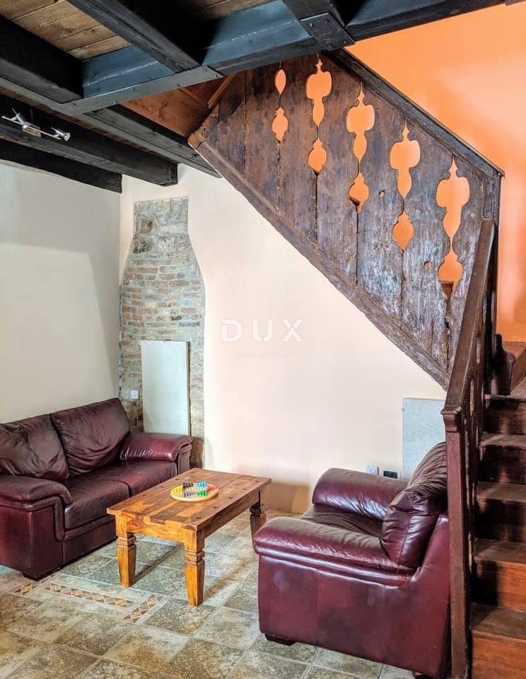 ISTRA, ROVINJ - Hiša z dvoriščem in dvema stanovanjskima enotama v starem mestnem jedru