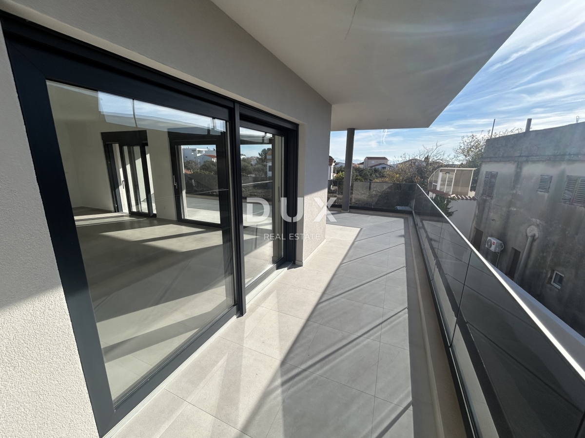 ŠIBENIK, TRIBUNJ – Prostorno trisobno stanovanje v novogradnji! PRILOŽNOST!