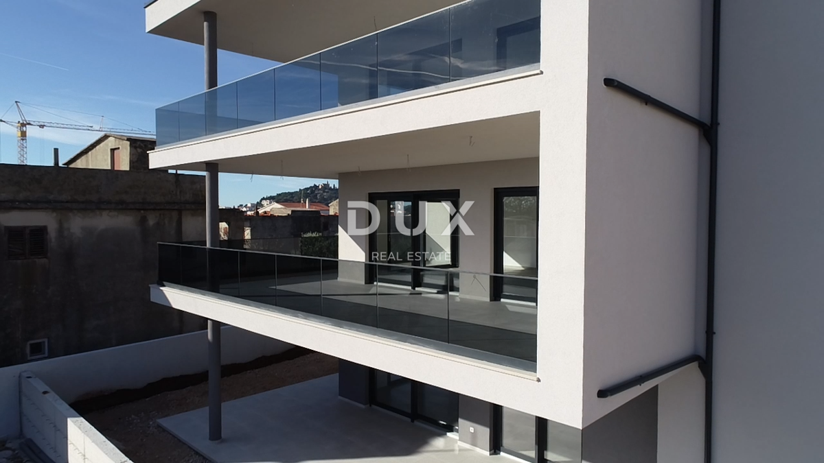 ŠIBENIK, TRIBUNJ – Prostorno trisobno stanovanje v novogradnji! PRILOŽNOST!