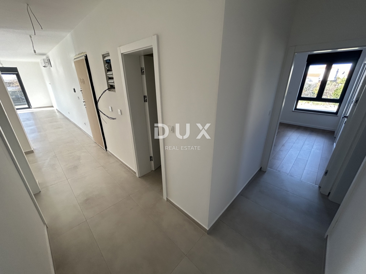 ŠIBENIK, TRIBUNJ – Prostorno trisobno stanovanje v novogradnji! PRILOŽNOST!