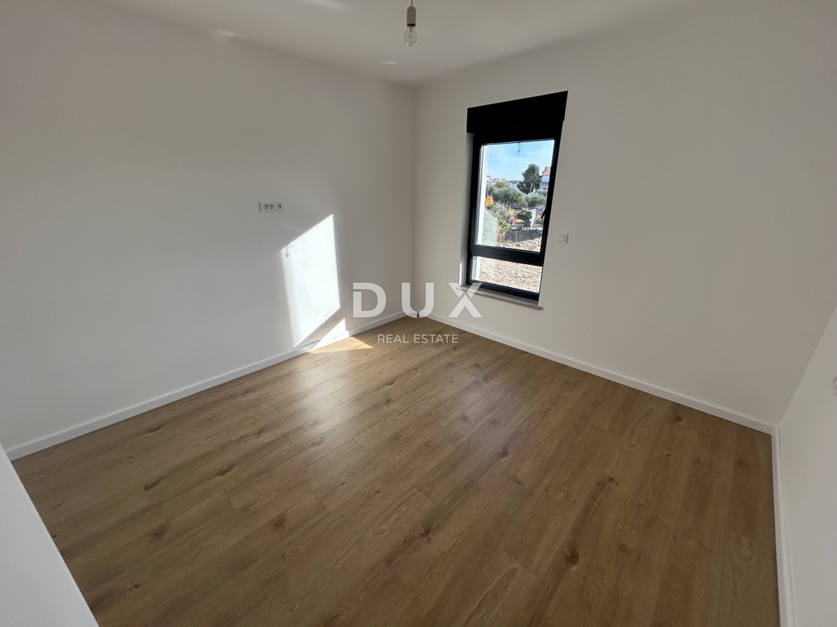 ŠIBENIK, TRIBUNJ – Prostorno trisobno stanovanje v novogradnji! PRILOŽNOST!