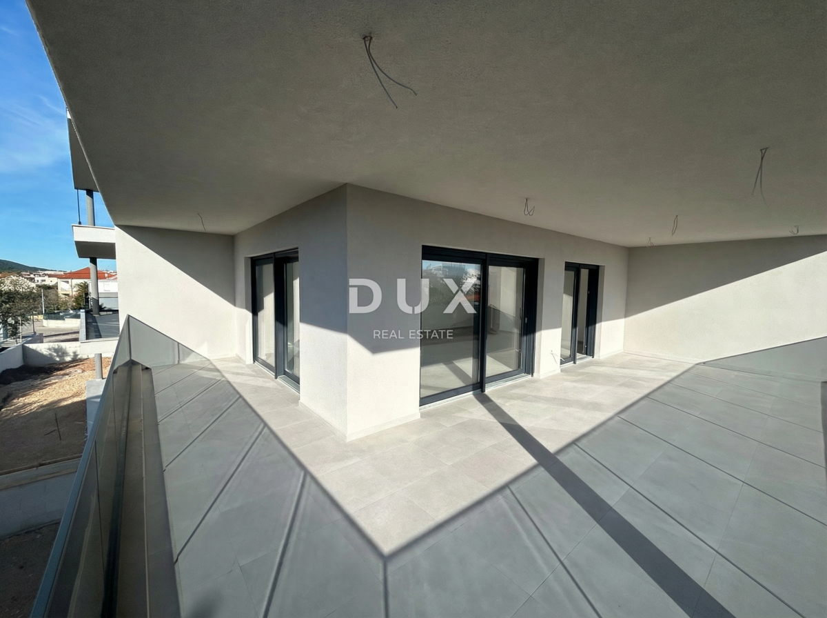 ŠIBENIK, TRIBUNJ – Prostorno trisobno stanovanje v novogradnji! PRILOŽNOST!