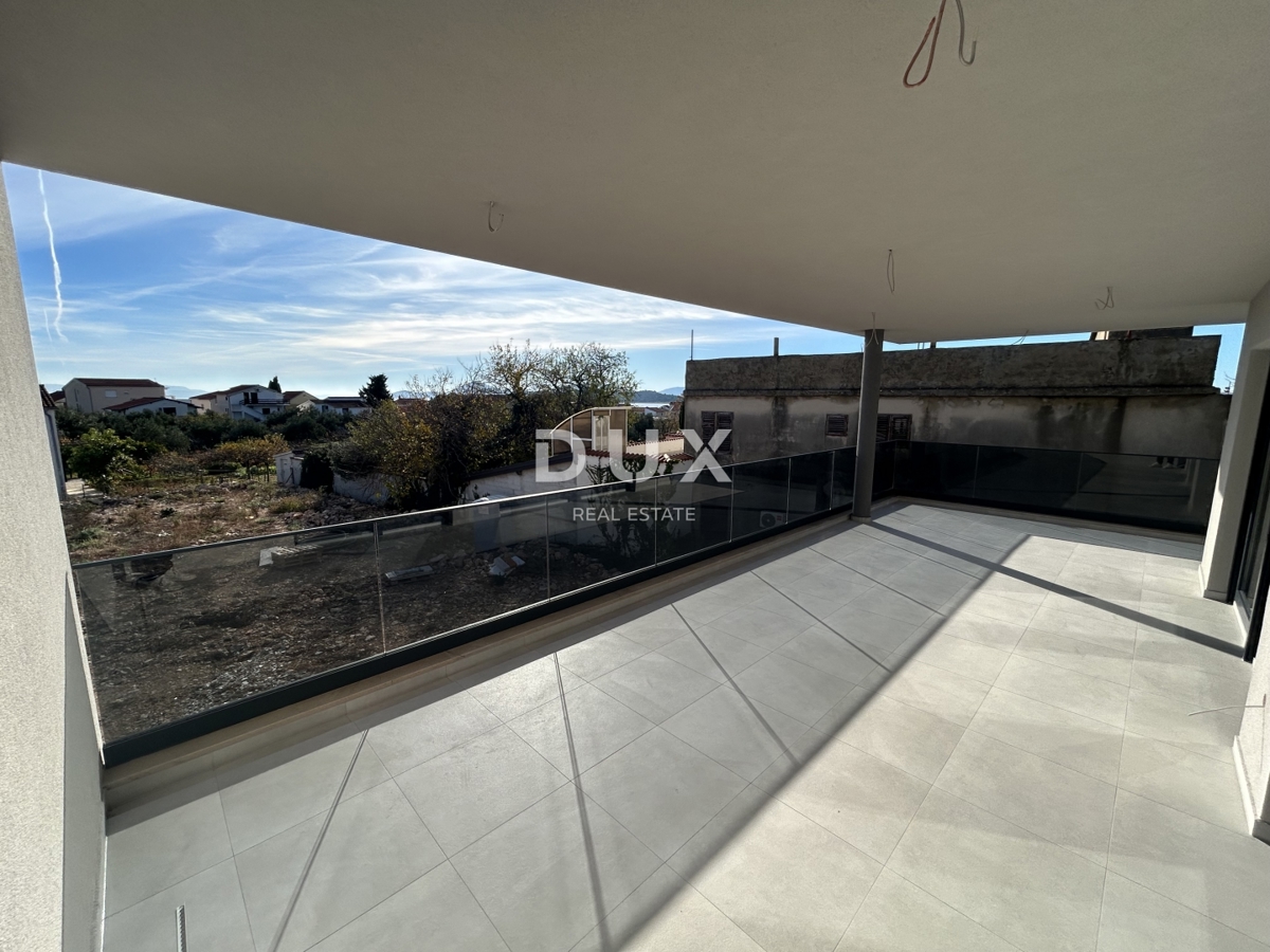 ŠIBENIK, TRIBUNJ – Prostorno trisobno stanovanje v novogradnji! PRILOŽNOST!