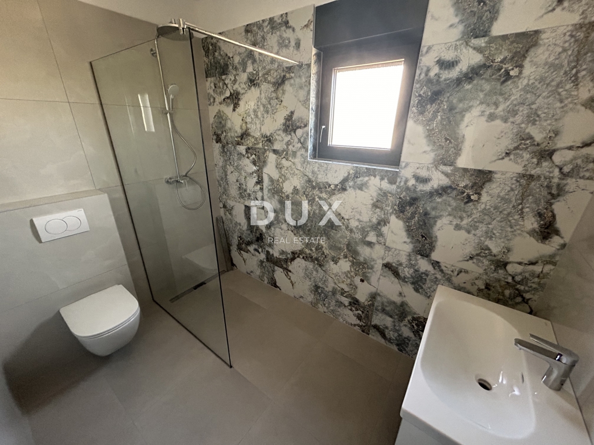 ŠIBENIK, TRIBUNJ – Prostorno trisobno stanovanje v novogradnji! PRILOŽNOST!