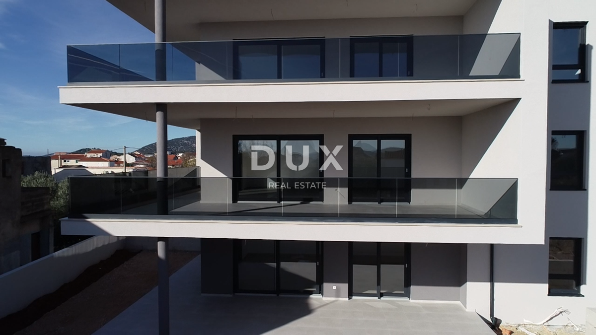 ŠIBENIK, TRIBUNJ – Prostorno trisobno stanovanje v novogradnji! PRILOŽNOST!