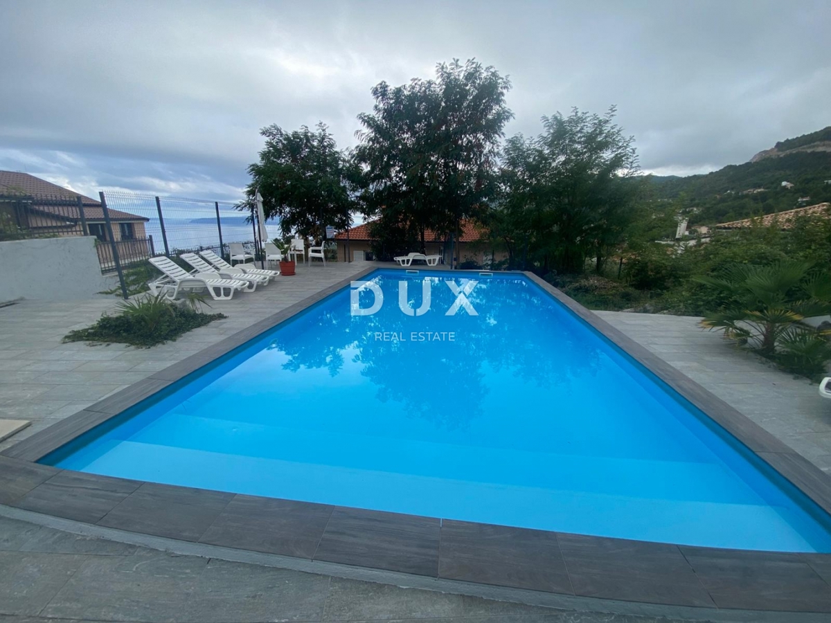 OPATIJA, VEPRINAC - stanovanje 2 spalnici + dnevna soba, 82 m2 v pritličju z bazenom in pogledom na morje + vrt! PRILOŽNOST!