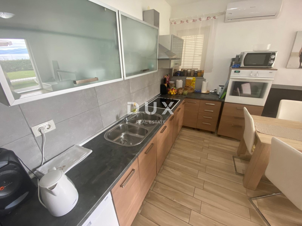 OPATIJA, VEPRINAC - stanovanje 2 spalnici + dnevna soba, 82 m2 v pritličju z bazenom in pogledom na morje + vrt! PRILOŽNOST!