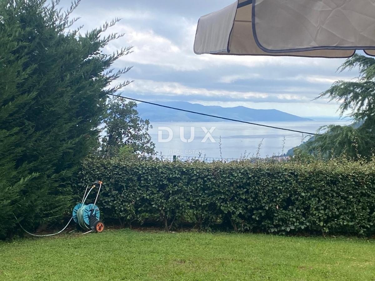 OPATIJA, VEPRINAC - stanovanje 2 spalnici + dnevna soba, 82 m2 v pritličju z bazenom in pogledom na morje + vrt! PRILOŽNOST!