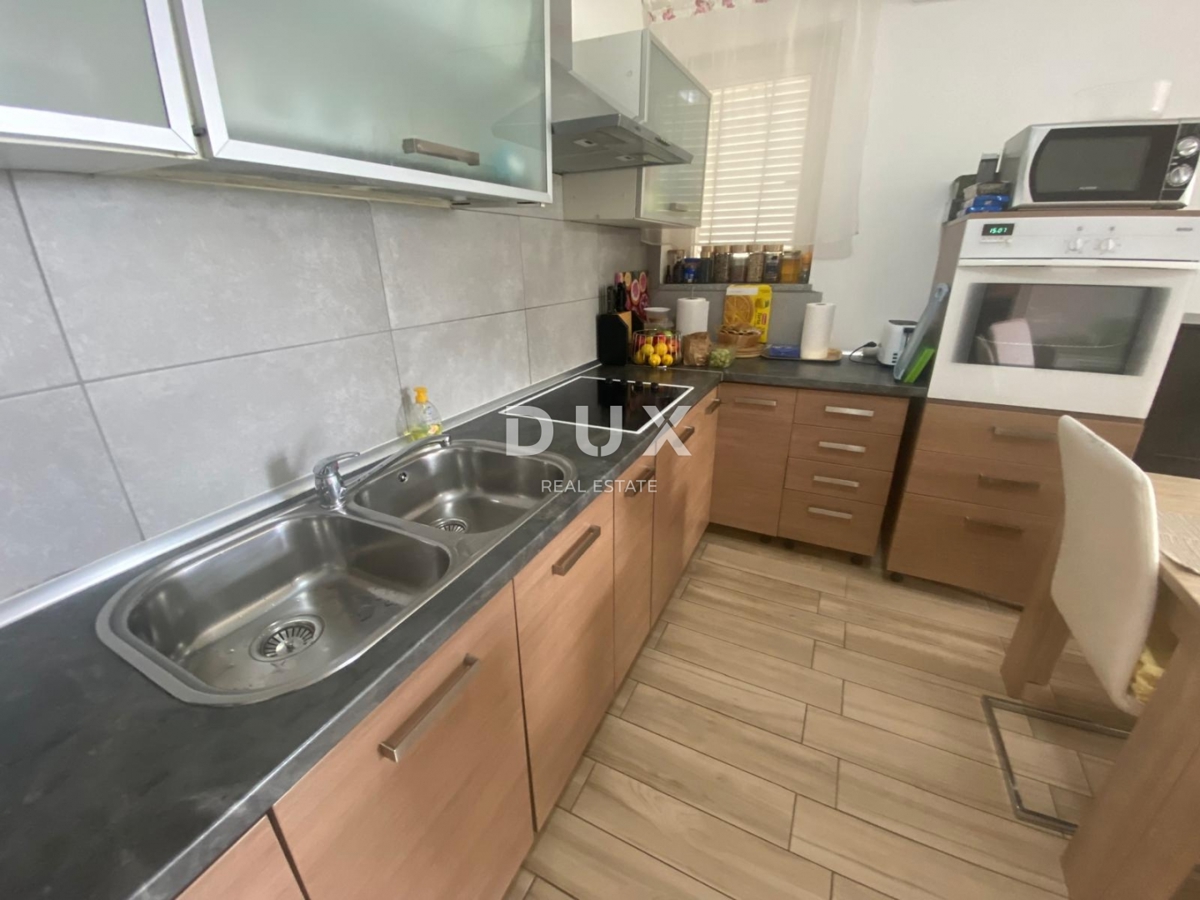 OPATIJA, VEPRINAC - stanovanje 2 spalnici + dnevna soba, 82 m2 v pritličju z bazenom in pogledom na morje + vrt! PRILOŽNOST!