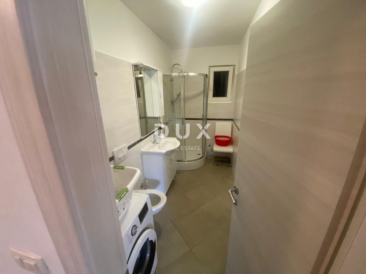 OPATIJA, VEPRINAC - stanovanje 2 spalnici + dnevna soba, 82 m2 v pritličju z bazenom in pogledom na morje + vrt! PRILOŽNOST!