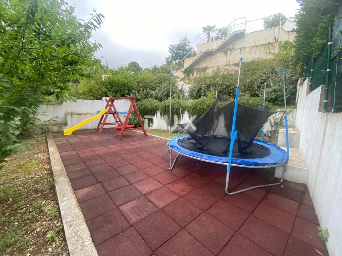 OPATIJA, VEPRINAC - stanovanje 2 spalnici + dnevna soba, 82 m2 v pritličju z bazenom in pogledom na morje + vrt! PRILOŽNOST!