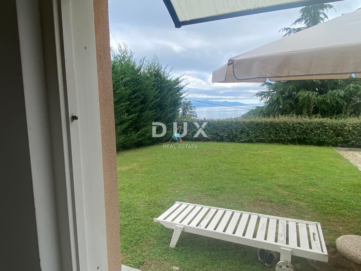 OPATIJA, VEPRINAC - stanovanje 2 spalnici + dnevna soba, 82 m2 v pritličju z bazenom in pogledom na morje + vrt! PRILOŽNOST!