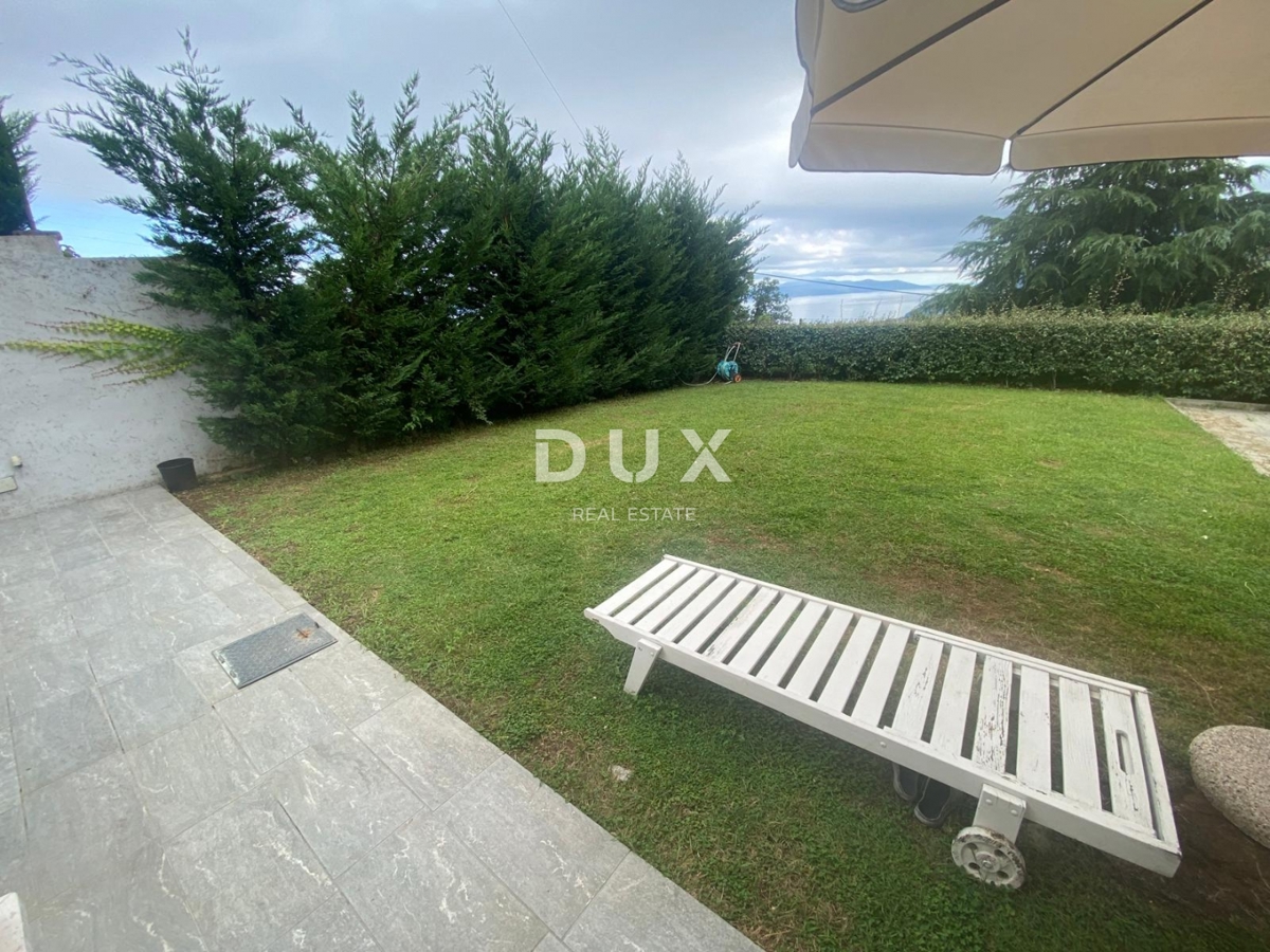 OPATIJA, VEPRINAC - stanovanje 2 spalnici + dnevna soba, 82 m2 v pritličju z bazenom in pogledom na morje + vrt! PRILOŽNOST!