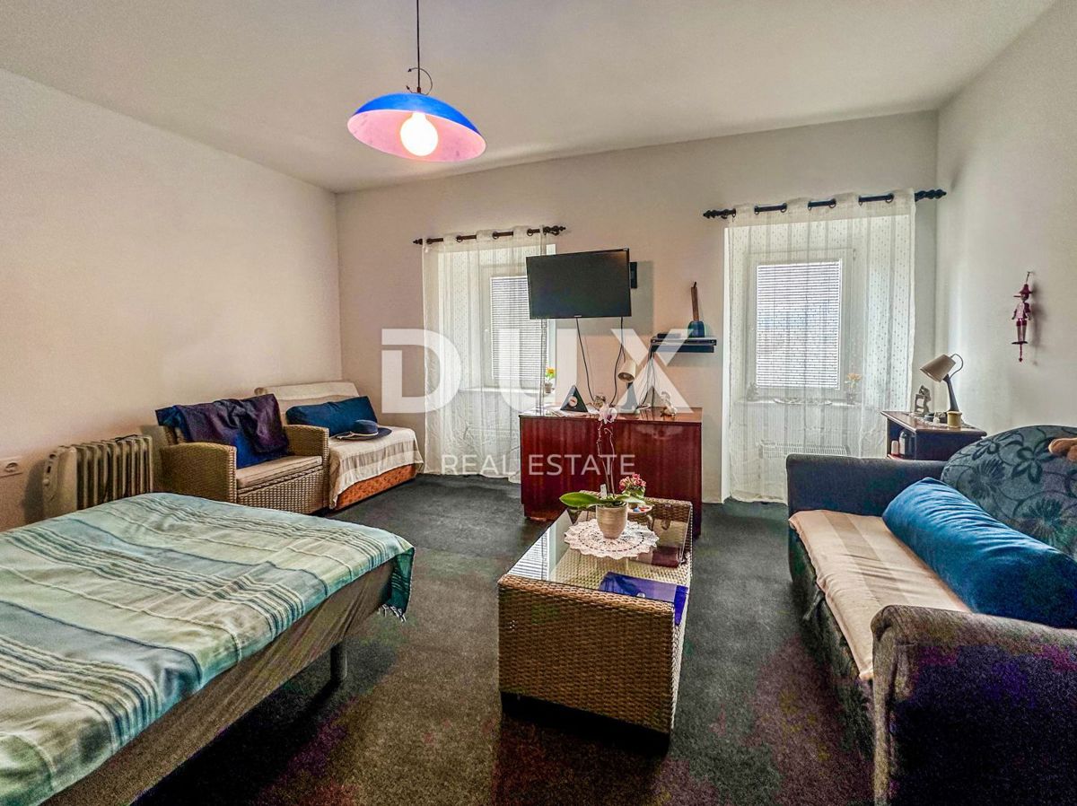 GORSKI KOTAR, FUŽINE - Hiša s pogledom na jezero