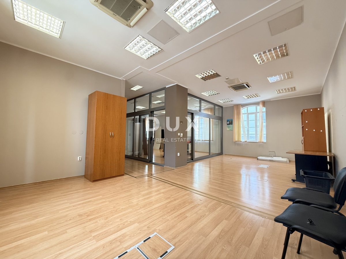 RIJEKA, ŠIRŠE CENTER - pisarniški prostor v poslovni stavbi