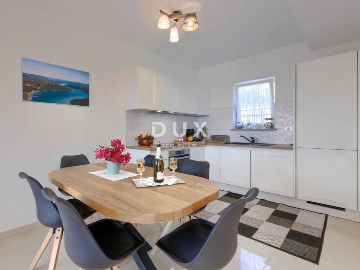 ISTRA, TRGET - Družinska hiša s pogledom na morje