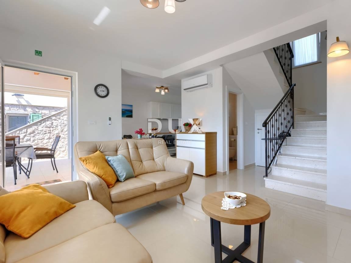 ISTRA, TRGET - Družinska hiša s pogledom na morje